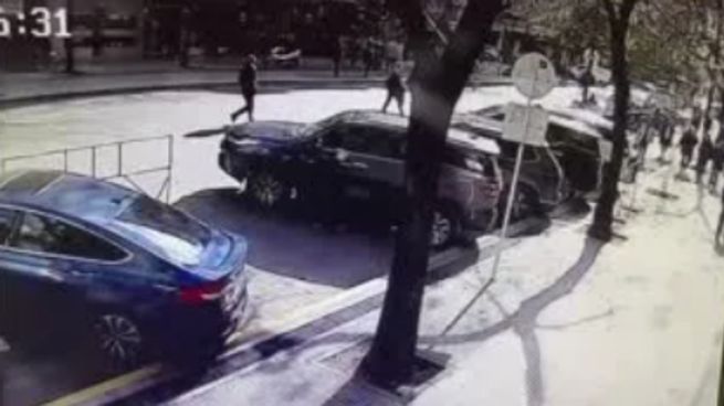 En las imagenes, el acusado se dirige directo y especialmente a la camioneta Toyota asignada a Horacio Rosatti.