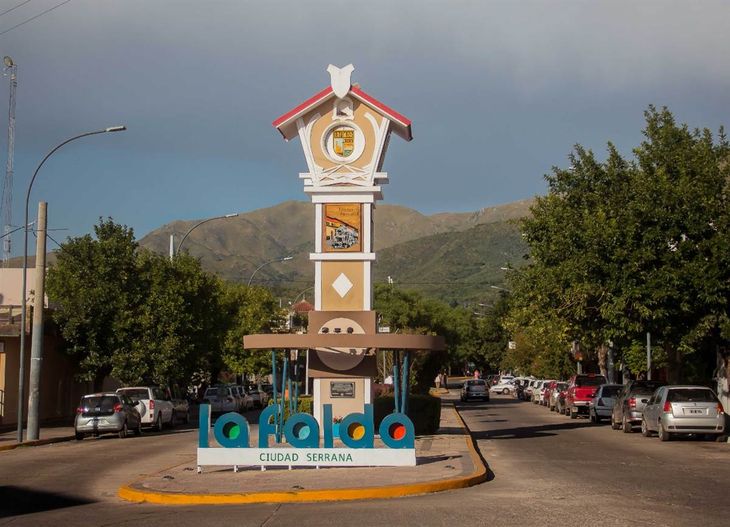 El reloj Cucú de La Falda, uno de los íconos turísticos del Valle de Punilla, recibe a miles de visitantes cada verano y forma parte del circuito clásico de paseos en las sierras de Córdoba El reloj Cucú de La Falda, uno de los íconos turísticos del Valle de Punilla, recibe a miles de visitantes cada verano y forma parte del circuito clásico de paseos en las sierras de Córdoba
