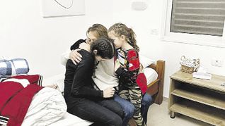 Secuestrados. Niños, mujeres y ancianos figuran entre los rehenes liberados.