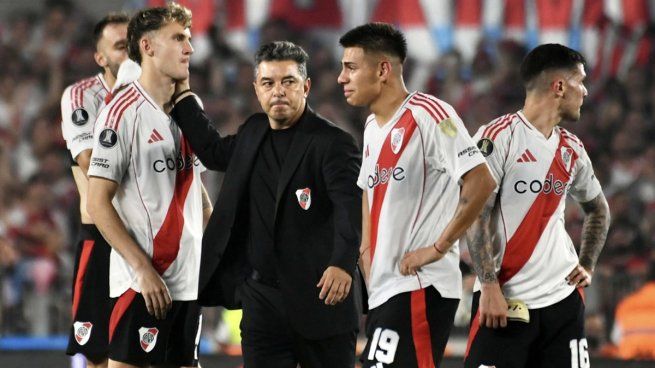 Gallardo consuela a jugadores de River tras la eliminación en la Copa Libertadores