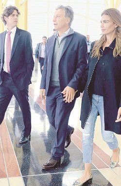 Mauricio Macri arribó a Washington en un vuelo de línea junto a Juliana Awada. Martín Lousteau lo esperaba en el aeropuerto Ronald Reagan.