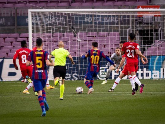 Messi anotó para Barcelona, pero los catalanes perdieron y quedaron rezagados en la lucha.