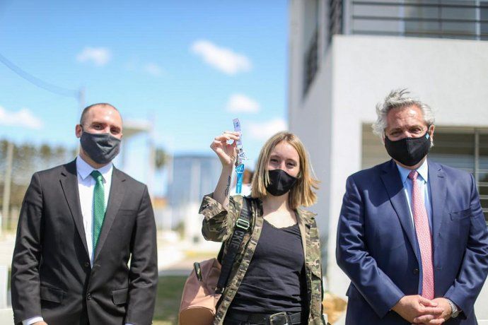 Alberto Fernández junto al ministro de Economía, Martín Guzmán, haciendo entrega de viviendas Procrear.
