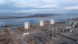 Eliminar el compre local abriría un mercado patagónico integrado: pymes de Río Negro podrían ofertar libremente en Neuquén (y viceversa), multiplicando contratos, economías de escala y oportunidades reales. Eliminar el compre local abriría un mercado patagónico integrado: pymes de Río Negro podrían ofertar libremente en Neuquén (y viceversa), multiplicando contratos, economías de escala y oportunidades reales.