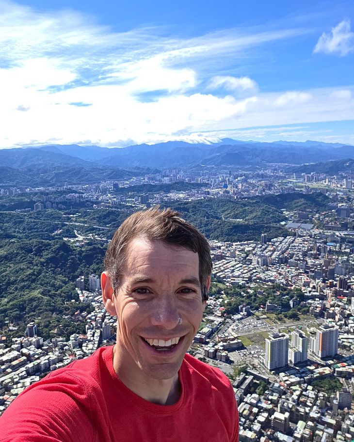 Alex Honnold celebró la hazaña con una foto a 508 metros de altura. Alex Honnold celebró la hazaña con una foto a 508 metros de altura.