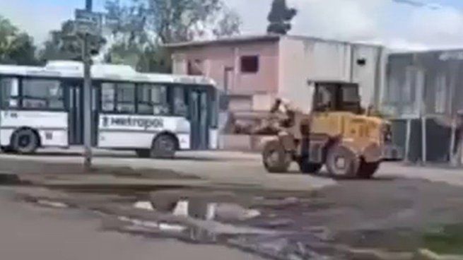 El momento en el que el hombre embistió los colectivos con la pala mecánica