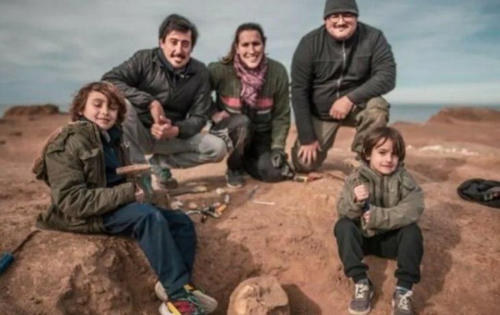Sorprendente: un nene de 8 años encontró un fósil de 700 mil años de antigüedad en las playas de Santa Clara
