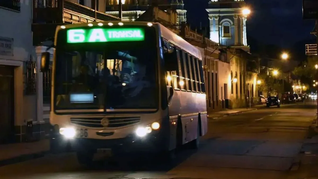 Salta se quedó sin ómnibus nocturnos desde el pasado domingo y SAETA fue intimada a volver con los servicios. Salta se quedó sin ómnibus nocturnos desde el pasado domingo y SAETA fue intimada a volver con los servicios.