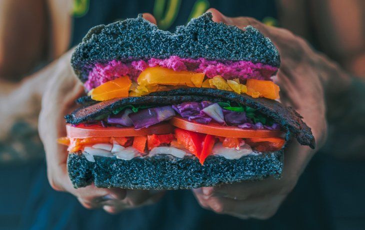 Veganuary invita a que las personas prueben una alimentación a base de plantas y sin crueldad animal.