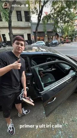 The photo that the streamers shared showing the broken glass after the robbery that the influencer suffered in broad daylight.