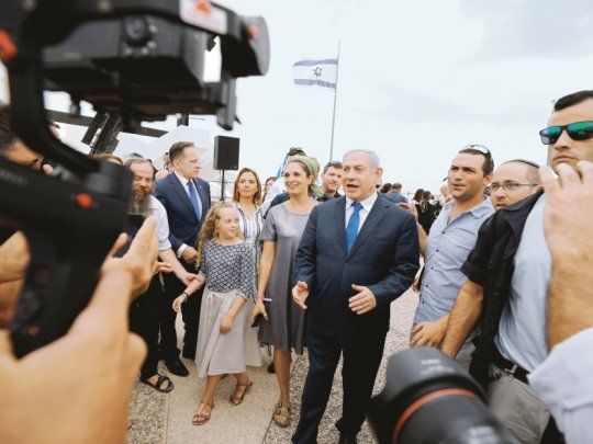 cierre de campaña. Benjamín Netanyahu se mostró ayer ante la prensa tras celebrar su reunión de gabinete semanal y antes de protagonizar el cierre de la actividad proselitista con un acto en Tel Aviv.