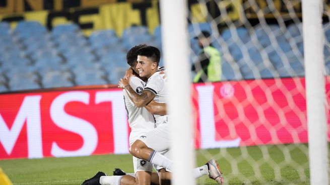 Almada anotó el único gol de Botafogo, nuevo finalista de la Copa Libertadores.