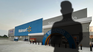 Se graduó en una universidad sudamericana, se ganó la confianza de Walmart y ahora lidera en México al imperio de supermercados
