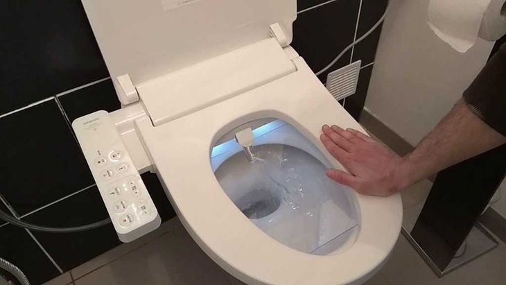 Washlets are presented as an alternative superior to paper because the use of water allows more effective and delicate cleaning for the skin.