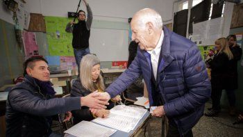 El precandidato a presidente por Conseso Federal, Roberto Lavagna, emitió su voto en Saavedra y remarcó: El país tendrá una radiografía de lo que siente la población