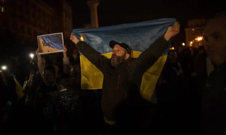 Ucranianos festejan la recuperación de Jersón desde Kiev.
