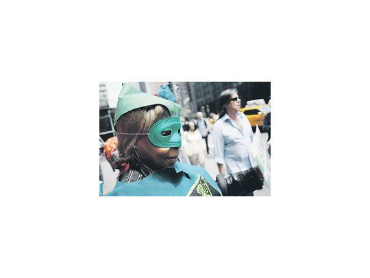 Decenas de organizaciones se manifestaron ayer en la Quinta Avenida, frente a la sede de JP Morgan Chase, portando el sombrero verde de Robin Hood para exigir a los bancos que colaboren con la sociedad tras el rescate público que recibieron en 2008.