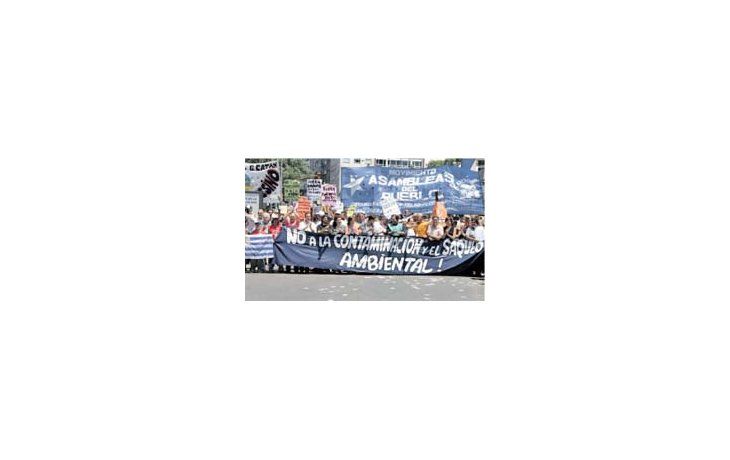 Ambientalistas de Gualeguaychú reeditarán sus marchas en Buenos Aires contra la pastera Botnia.