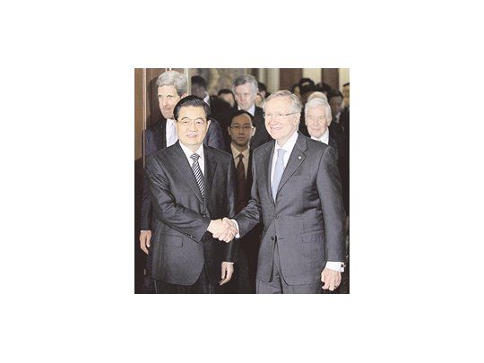 El jefe de la bancada demócrata del Senado, Harry Reid, saludó ayer cortésmente al presidente de China, Hu Jintao, pero el encuentro fue tenso. El estadounidense había calificado al visitante de «dictador», postura de la que luego intentó dar marcha atrás con poca elegancia.