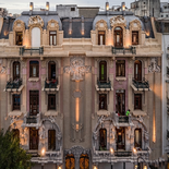 La Casa Calise, ubicada sobre Hipólito Yrigoyen al 2500, se convirtió en una de las máximas expresiones del Liberty milanés en Buenos Aires. La Casa Calise, ubicada sobre Hipólito Yrigoyen al 2500, se convirtió en una de las máximas expresiones del Liberty milanés en Buenos Aires.