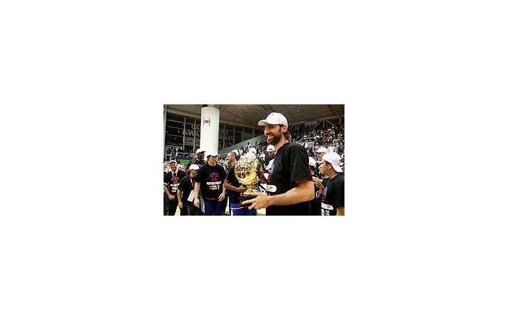 Histórico. Federico Kammerichs levanta, feliz, el trofeo de campeón y jugador más valioso de la final.