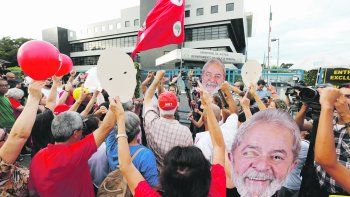 EXPECTATIVA Y DECEPCIÓN. Seguidores del Partido de los Trabajadores (PT) esperaron por horas la liberación de Lula de Silva en la cárcel de Curitiba.&nbsp;
