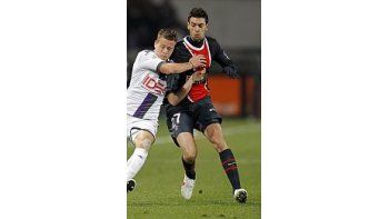 El volante Javier Pastore se desgarró y estará un mes fuera de las canchas.