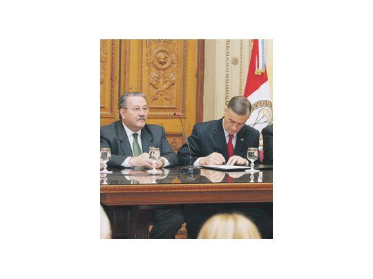 En marzo, Hermes Binner, junto al ministro de Servicios Públicos, firmó el convenio de traspaso a la provincia de los terrenos en los que se levantará el futuro Puerto de la Música, obra del arquitecto brasileño Oscar Niemeyer.