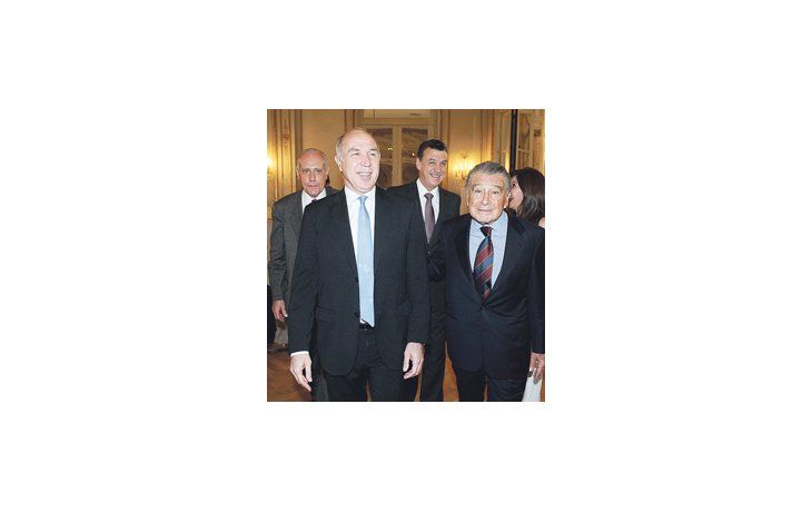 Ricardo Lorenzetti regresó tras un mes de silencio. Custodiado por Eduardo Eurnekian y Jorge Vanossi en un almuerzo con empresarios.