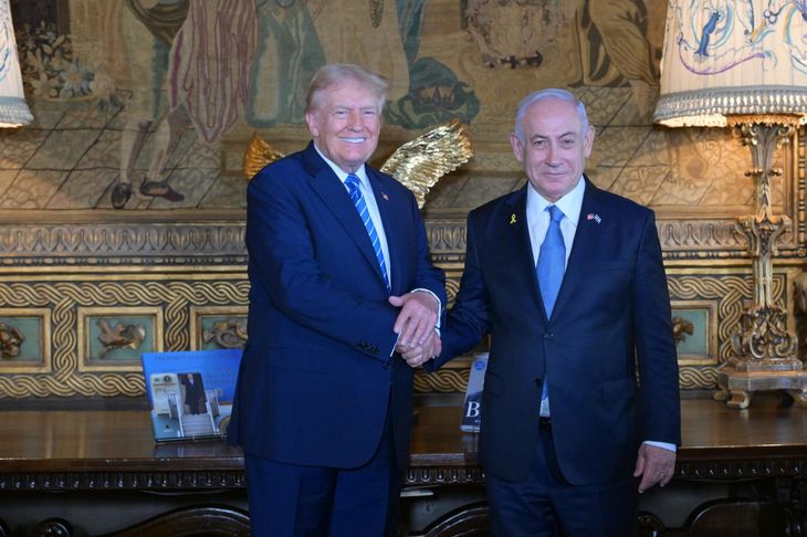 Donald Trump greeted Benjamin Netanyahu at the door of his mansion and the two greeted each other with a firm handshake. 