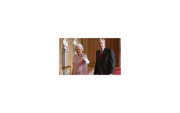 Inglaterra: en medio de incidentes, Bush se reunió con la reina y cenó con el primer ministro Brown