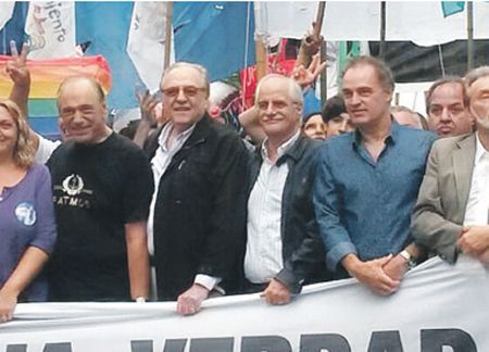 Eugenio Zaffaroni y los precandidatos Carlos Heller, Jorge Taiana y Aníbal Ibarra compartieron foto en primera fila durante la marcha de ayer. Aparte, otra precandidata K, Gabriela Cerruti marchó junto a Martín Sabbatella, en la jornada que transcurrió en dos actos.