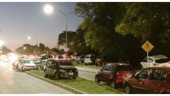 ámbito.com | Máximo caos. Los vehículos quedan estacionados en cualquier lado: sobre el pasto, plazoletas o bien bloqueando a otros autos.  Los alumnos piden que se reduzca el precio del garaje privado.