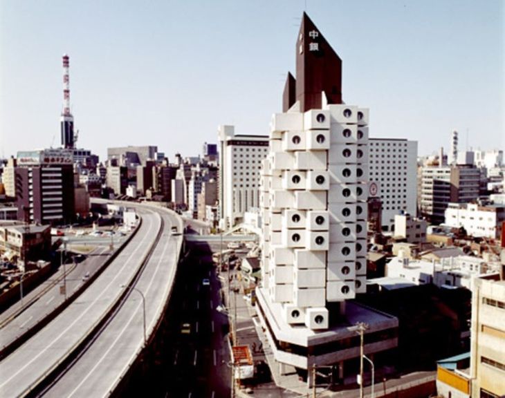 La desaparecida Nakagin Capsule Tower, inaugurada en Tokio en 1972, se convirtió en uno de los máximos exponentes del Metabolismo Japonés y una referencia inevitable para comprender ciertas influencias presentes en las torres de Retiro La desaparecida Nakagin Capsule Tower, inaugurada en Tokio en 1972, se convirtió en uno de los máximos exponentes del Metabolismo Japonés y una referencia inevitable para comprender ciertas influencias presentes en las torres de Retiro