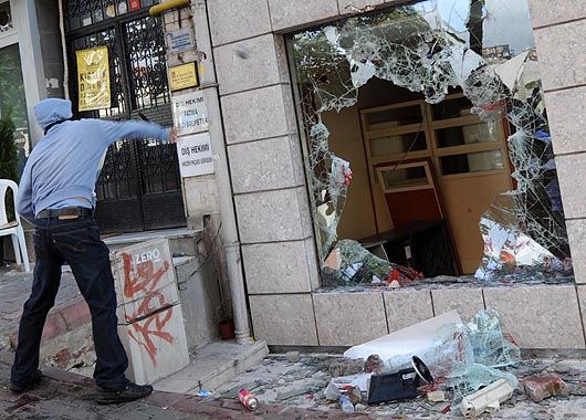 Algunos manifestantes lanzaron cócteles molotov y apedrearon vidrieras y paradas de autobús.
