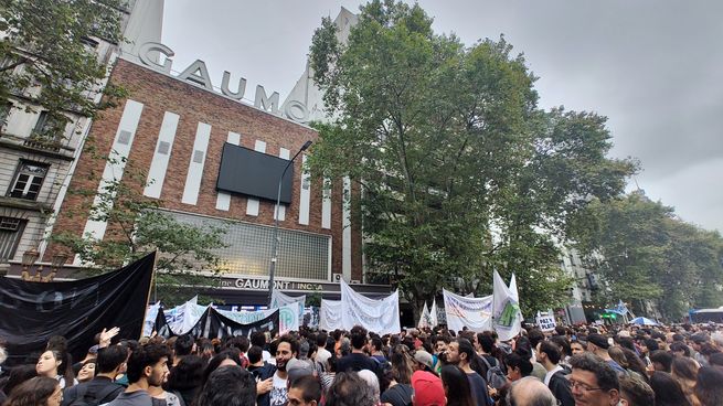 Movilización en el cine Gaumont en defensa del cine nacional.&nbsp;