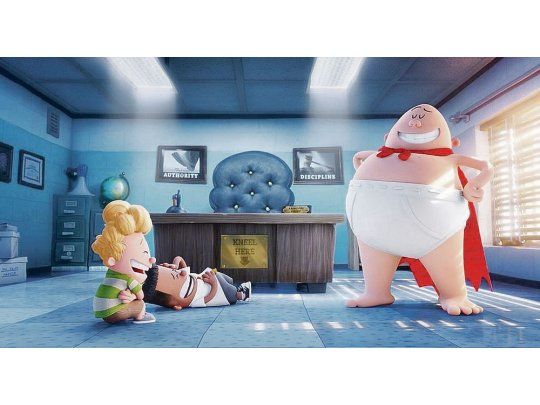 Capitán. El severo director del colegio en escena de transformación.