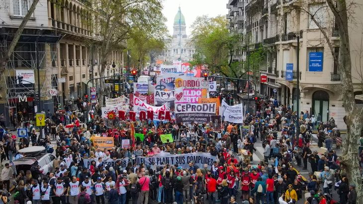 La Marcha de la Bronca reunió a organizaciones sociales, sindicales y políticas en Plaza de Mayo.