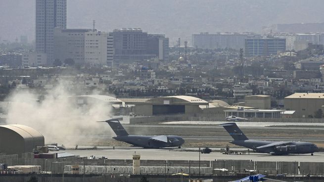 El aeropuerto de Kabul fue atacado por cinco cohetes este lunes, todos lanzados por el Estados Islámico.
