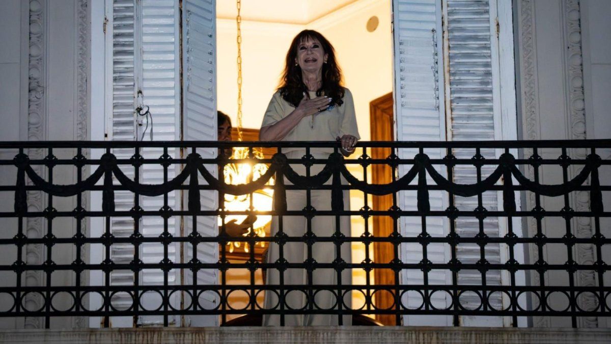 Cristina Kirchner hizo su primera aparici�n p�blica del a�o: salud� a una murga de la intendenta de Moreno