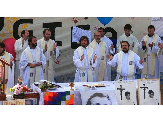 El movimiento de curas villeros se relaciona en sus orígenes con el Movimiento de Sacerdotes para el Tercer Mundo, con la Teología de la liberación y con la opción por los pobres. Tienen como referentes al padre Carlos Mujica y al Papa Francisco.