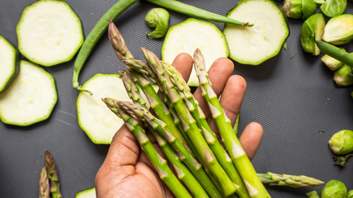 Asparagus to fall in love with in a few steps: quick recipe with garlic and parmesan cheese