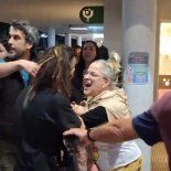 La mujer comenzó el momento de tensión en la calle en un gran estado de alteración. La mujer comenzó el momento de tensión en la calle en un gran estado de alteración.