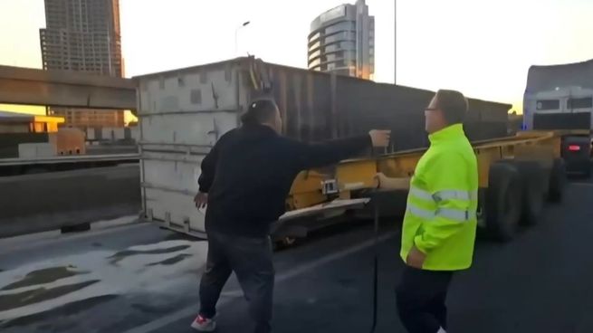 Un camión volcó su container de 43 toneladas en la Autopista 25 de Mayo.