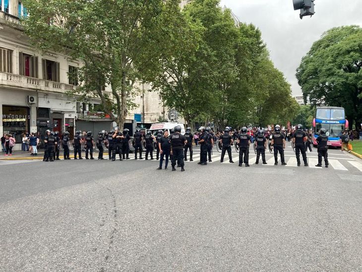 La Policía de la Ciudad reprimió sobre la manifestación frente al cine Gaumont. 