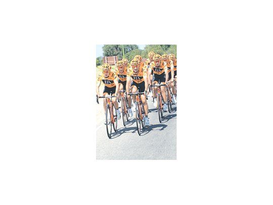El equipo continental de ciclismo Buenos Aires Provincia “Los cascos naranjas”, en el último entrenamiento.