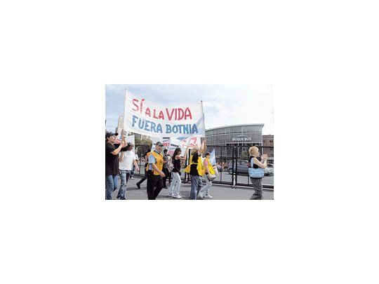 La Prefecturablindó losalrededores deBuquebus enPuerto Maderoante lapresencia de losmanifestantes.