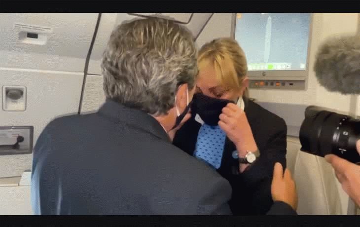El momento en que una tripulante se emociona por haber logrado traer las vacunas para comenzar la campaña de inoculación.&nbsp;