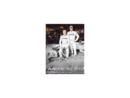 Nico Rosberg y Michael Schumacher posan junto a uno de los «Flecha de Plata» de Mercedes-Benz. Irán por el campeonato.