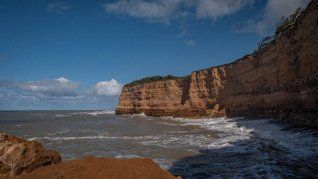 La plataforma se ubica sobre un frente de acantilados que se extiende a la par de la Ruta 11. La plataforma se ubica sobre un frente de acantilados que se extiende a la par de la Ruta 11.